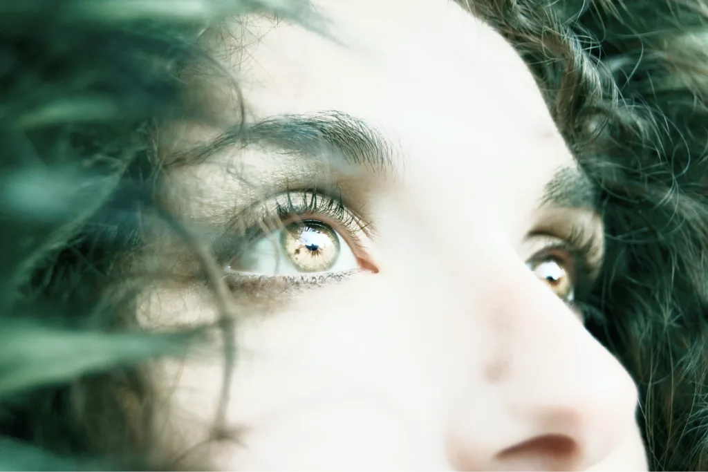 Mirada entre reflejos verdes